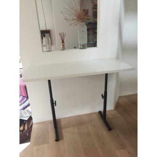 In hoogte verstelbare tafel