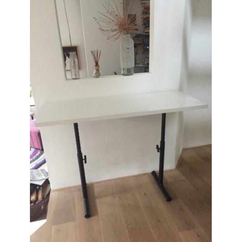 In hoogte verstelbare tafel