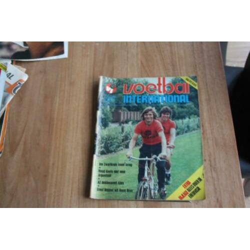 VI 1977 presentatiegids met ook AZ Ajax