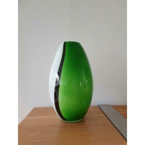 2 handgeblazen tafellampen, vaasvorm in groen-wit opaline