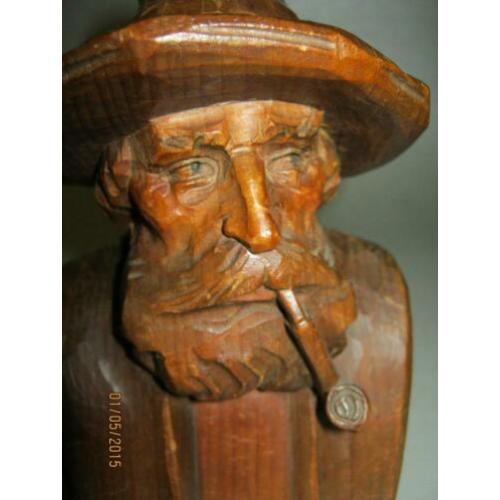 oud beeld houtsnijwerk boer met pijp en hoed