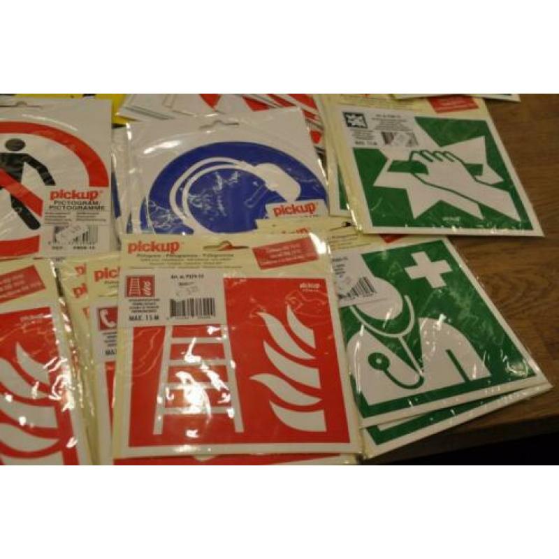 partij grote pictogrammen/ waarschuwings stickers 141 stuks