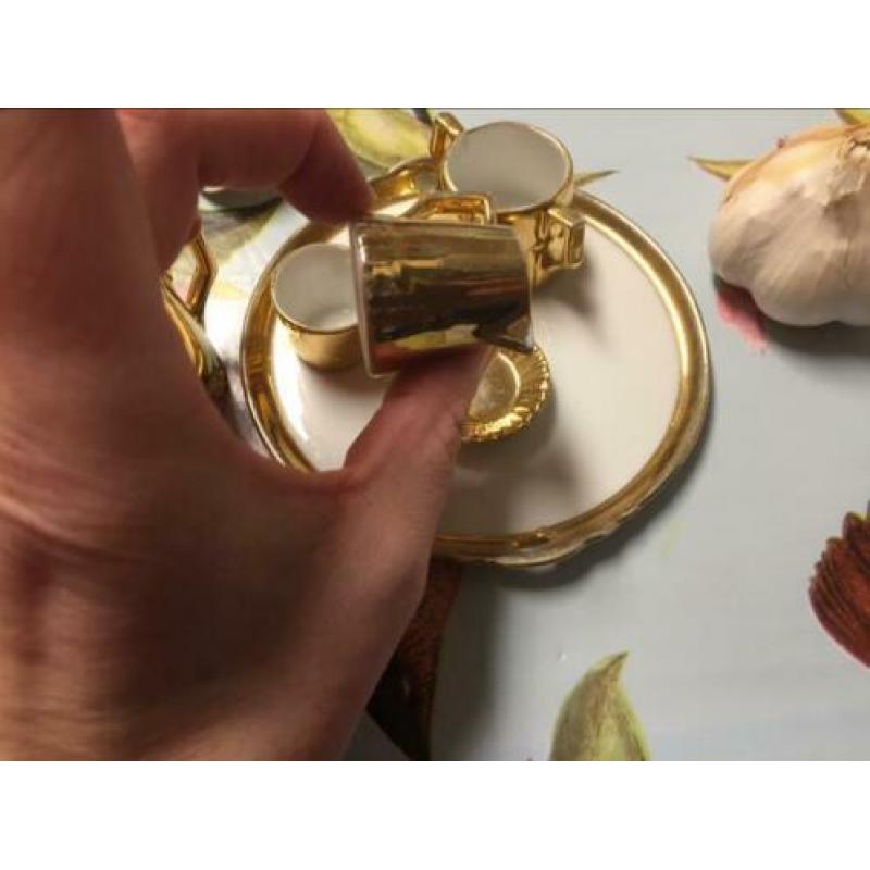 Jimenau goud porcelein mini servies. Poppenhuis servies.