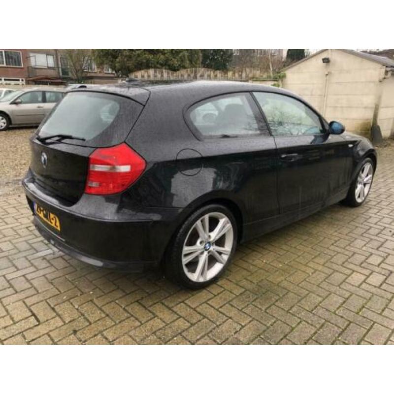 BMW 1 Serie 118i Business Line navi 18'velgen nieuwstaat!