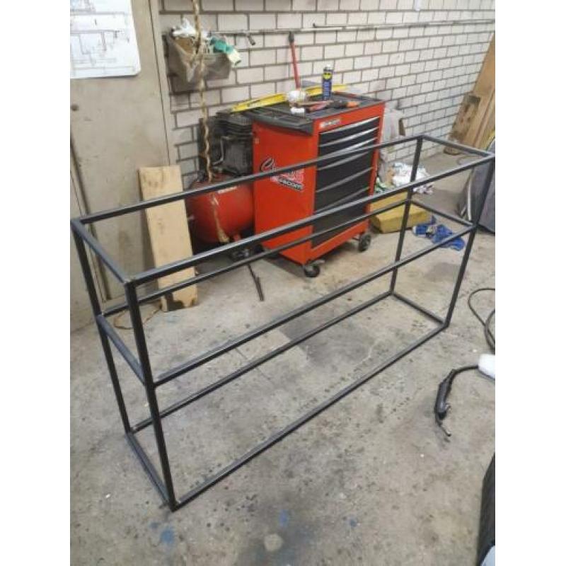 Stalen meubels/frames/lampen/tafels/bankjes/sidetables