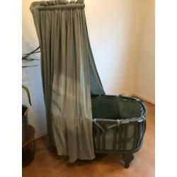 Vintage wieg met nieuwe bekleding en matras