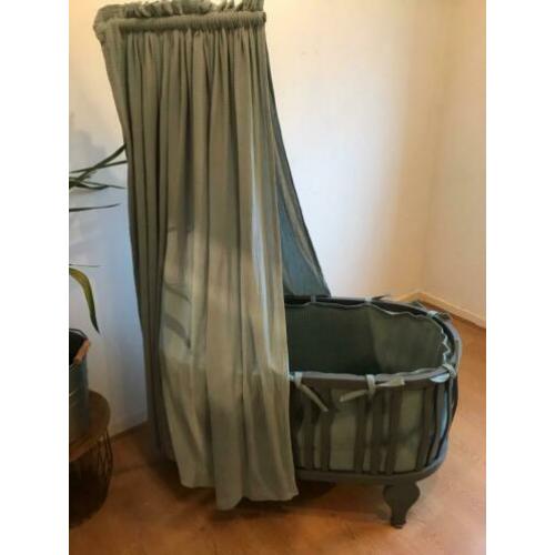 Vintage wieg met nieuwe bekleding en matras