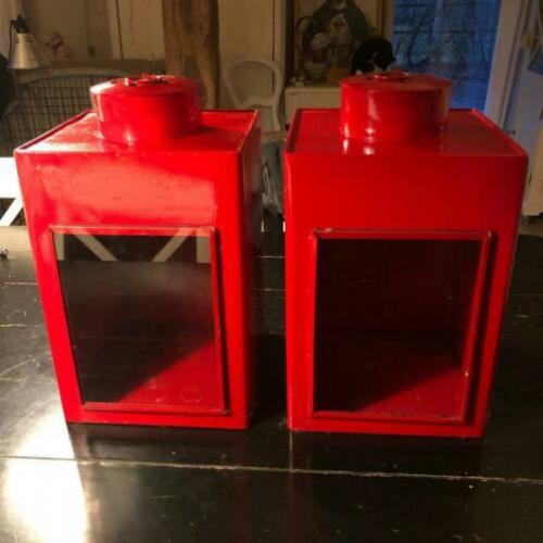 Twee grote rode metalen lantaarns