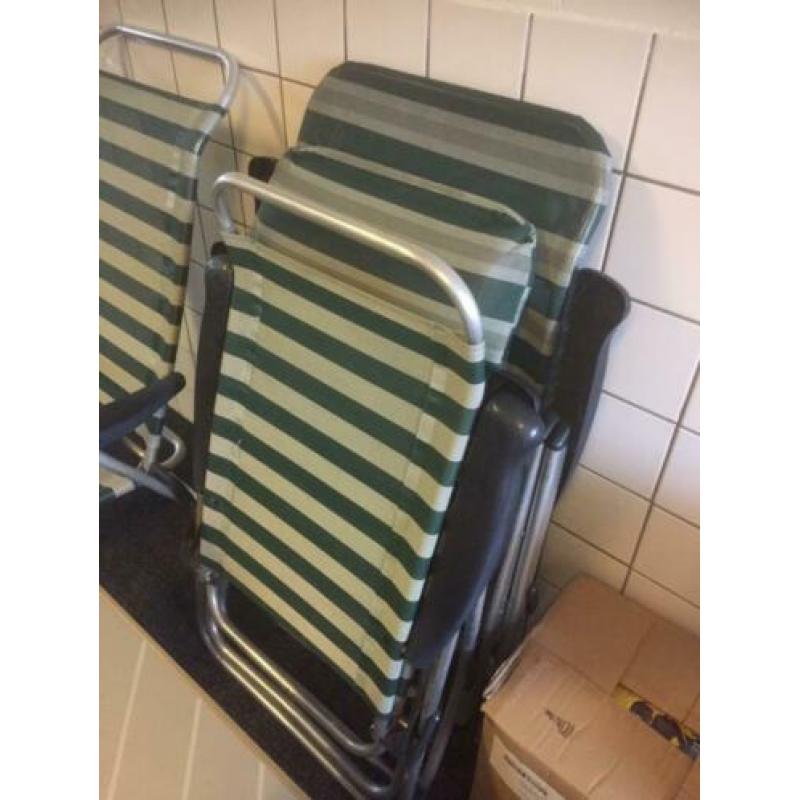 4 hoge camping stoelen/Tafel