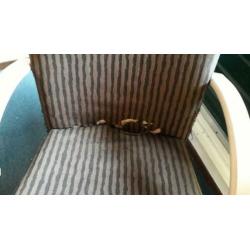Schommelstoel met lage tafel