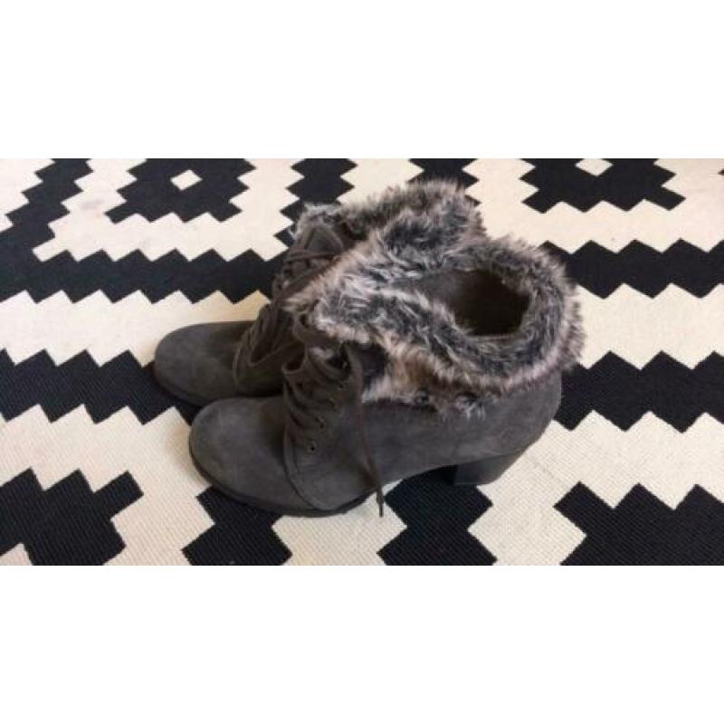 Taupe / grijs kleurige dames winter laarsjes maat 42