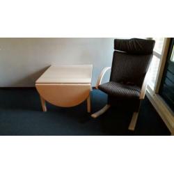 Schommelstoel met lage tafel