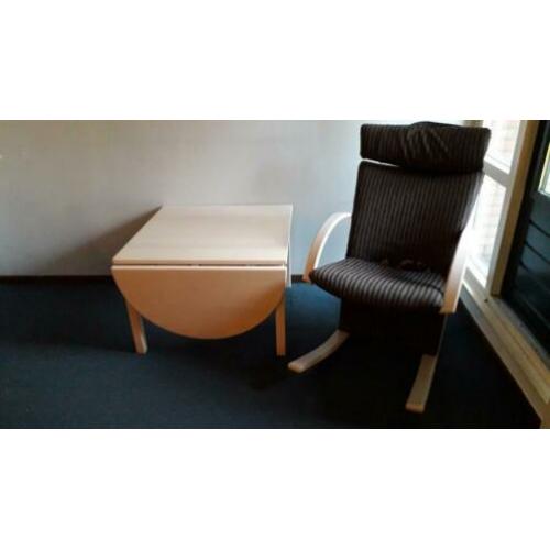 Schommelstoel met lage tafel