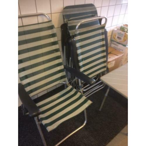 4 hoge camping stoelen/Tafel