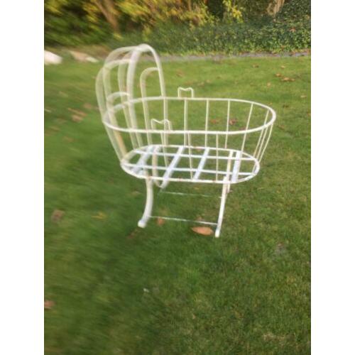 ijzeren brocant wiegje /schommelwiegje