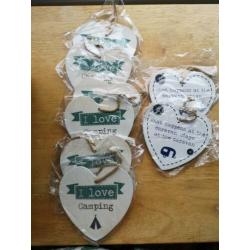 Diverse partijen houten decoratie bordjes te koop