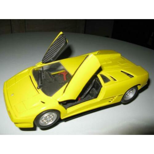 2 auto's op schaal/modelauto's