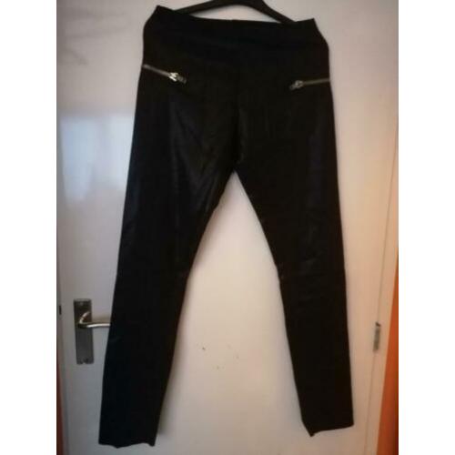 Nikkie zwarte broek/ elastischr band/ glans/ maat 40