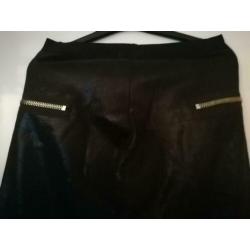 Nikkie zwarte broek/ elastischr band/ glans/ maat 40