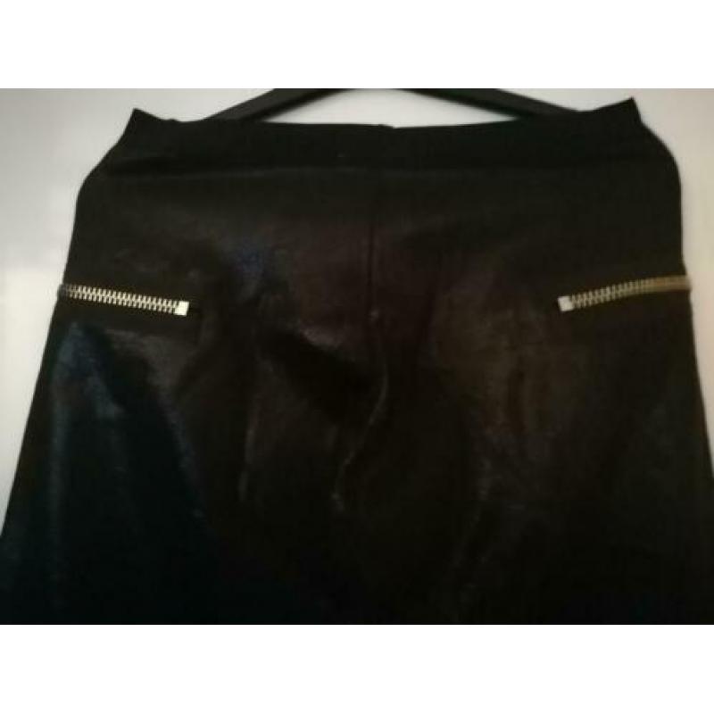 Nikkie zwarte broek/ elastischr band/ glans/ maat 40