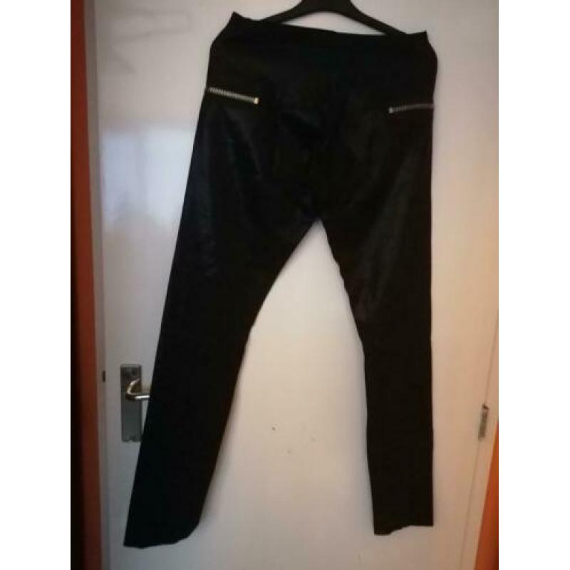 Nikkie zwarte broek/ elastischr band/ glans/ maat 40