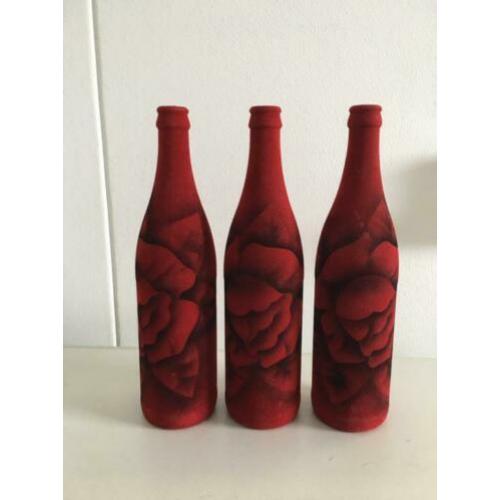 Rood fluwelen wijnflessen met afb. roos 3 voor Valentijn