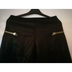 Nikkie zwarte broek/ elastischr band/ glans/ maat 40