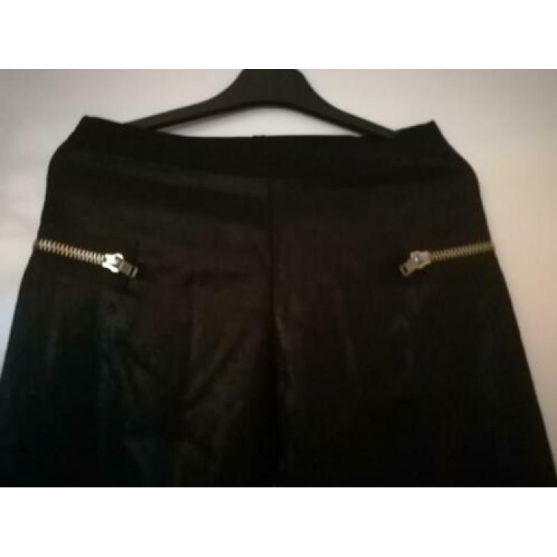 Nikkie zwarte broek/ elastischr band/ glans/ maat 40