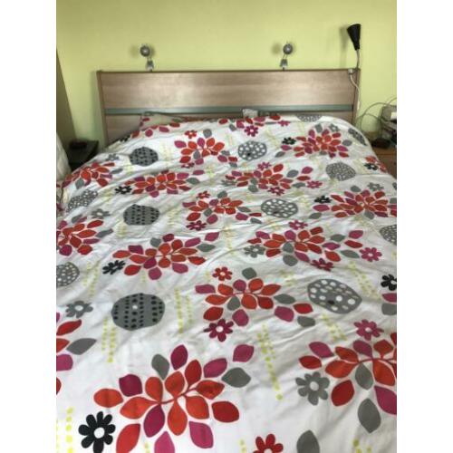 Leuk bed, 160x200. Lichte kersenkleur. Zonder lattenbodems.