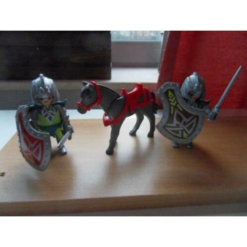 Playmobil 2 groene ridders en grijs paard