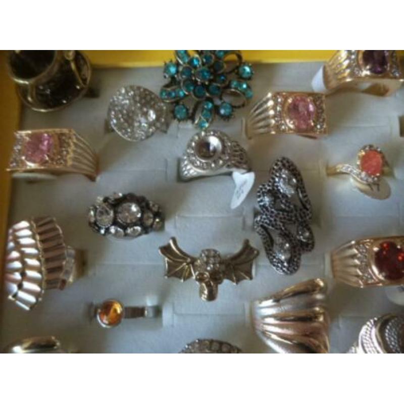 (p112) mix partij ringen, 50 stuks incl display