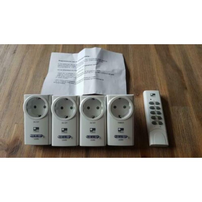 Klik aan klik uit stopcontacten  nieuwstaat met 1 dimmer Com