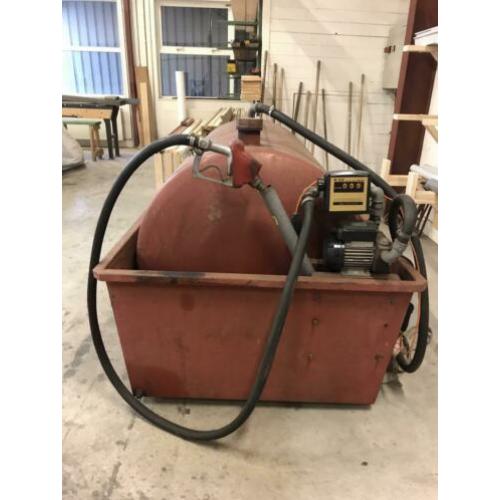 Dieseltank met elektrische pomp en teller.