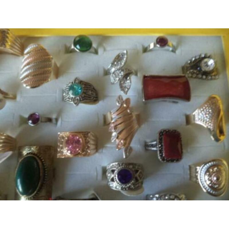 (p112) mix partij ringen, 50 stuks incl display