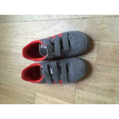 superfijne adidasjes maat 33