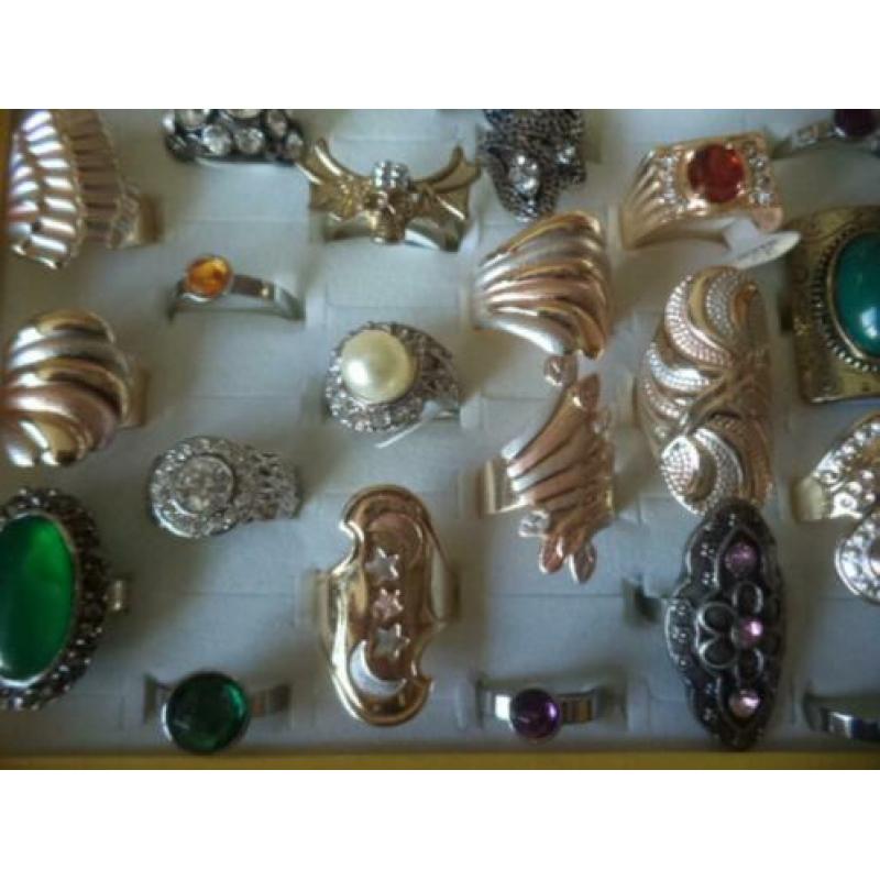 (p112) mix partij ringen, 50 stuks incl display