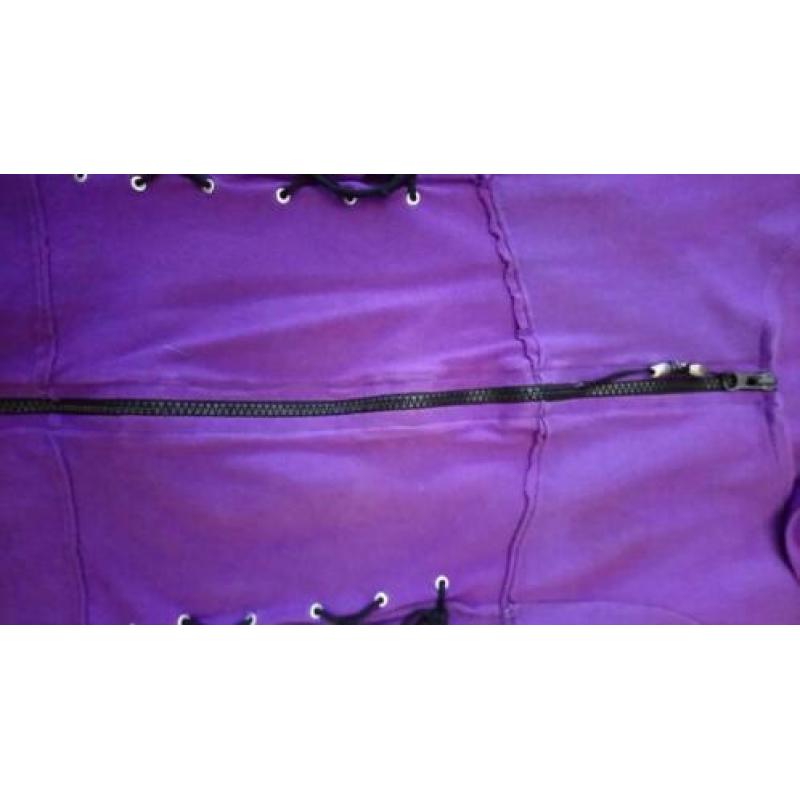 Paars gotic vest.