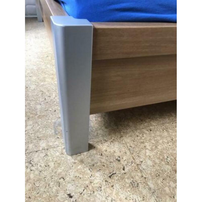 Leuk bed, 160x200. Lichte kersenkleur. Zonder lattenbodems.
