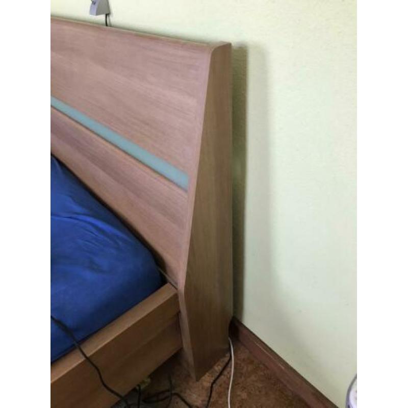 Leuk bed, 160x200. Lichte kersenkleur. Zonder lattenbodems.
