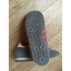 superfijne adidasjes maat 33