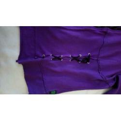 Paars gotic vest.