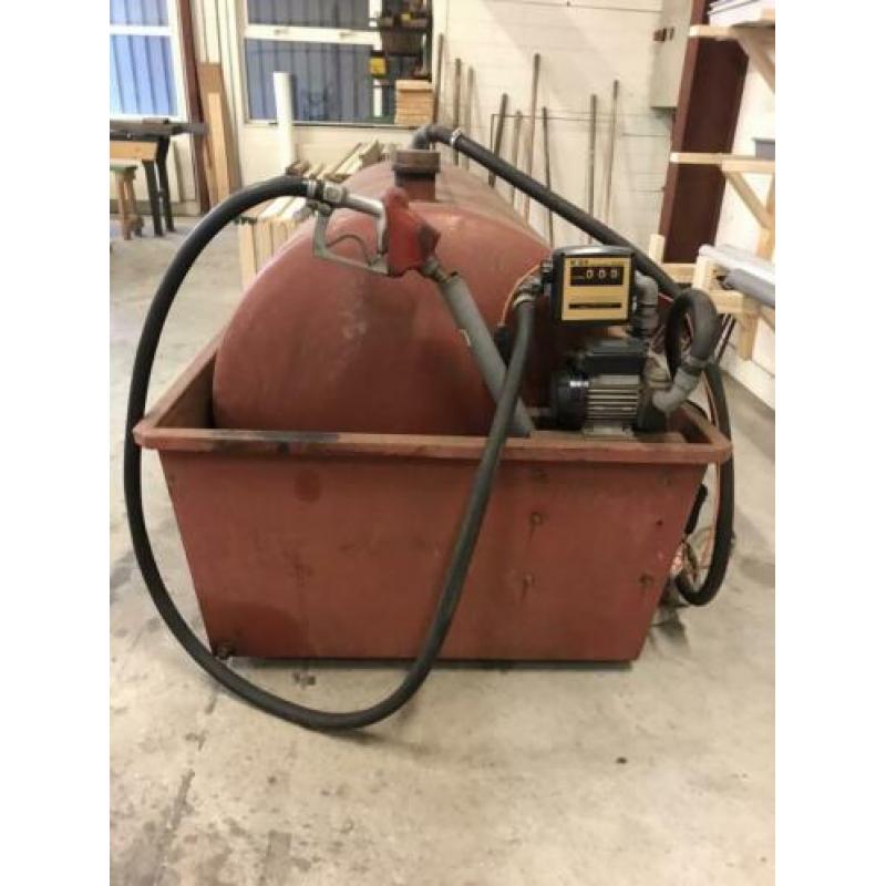 Dieseltank met elektrische pomp en teller.