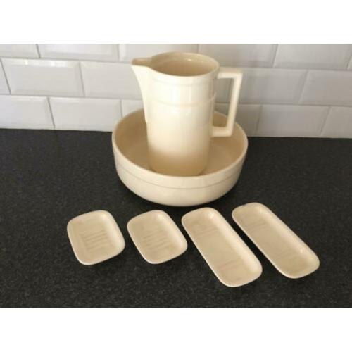 Waskan met kom en zeepschaaltjes