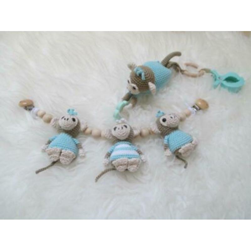 Gehaakte maxi cosi hanger en wagenspanner aapjes