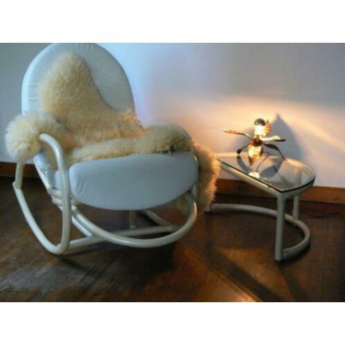 Mooie Vintage Rotan/Leer Schommelstoel plus Rotan Tafeltje