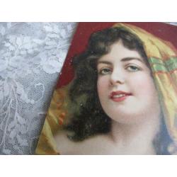 Antieke kaart - dame met geel / groene hoofddoek