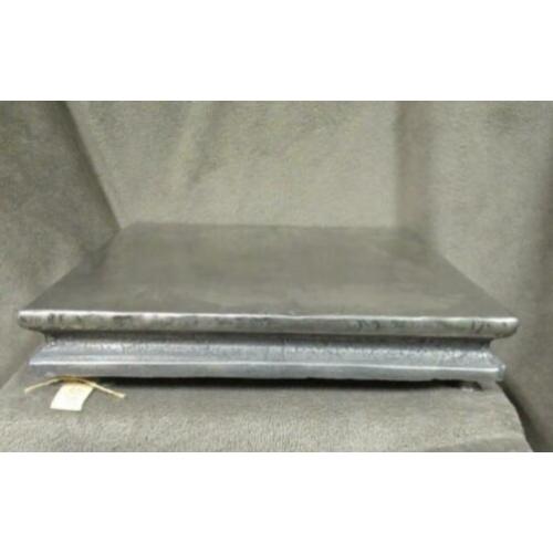 Dienblad van zwaar metaal op pootjes.