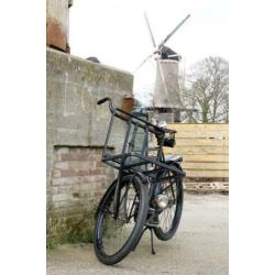 Zwarte authentieke antieke transportfiets (rond 1930)
