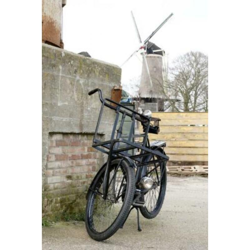 Zwarte authentieke antieke transportfiets (rond 1930)