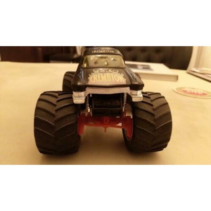 Hot wheels monstertruck schaal 1:32
